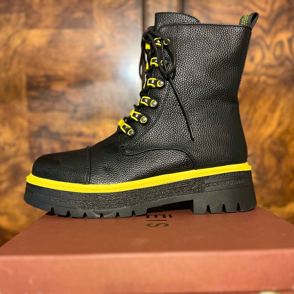 Gently used. Women’s Size 9 Black and yellow combat boots